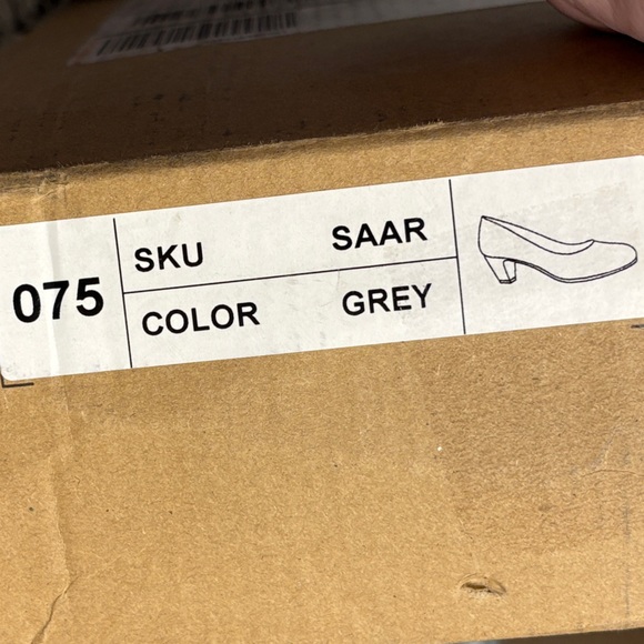 NWT Journee Collection Saur Pumps in Grey - Picture 13 of 14